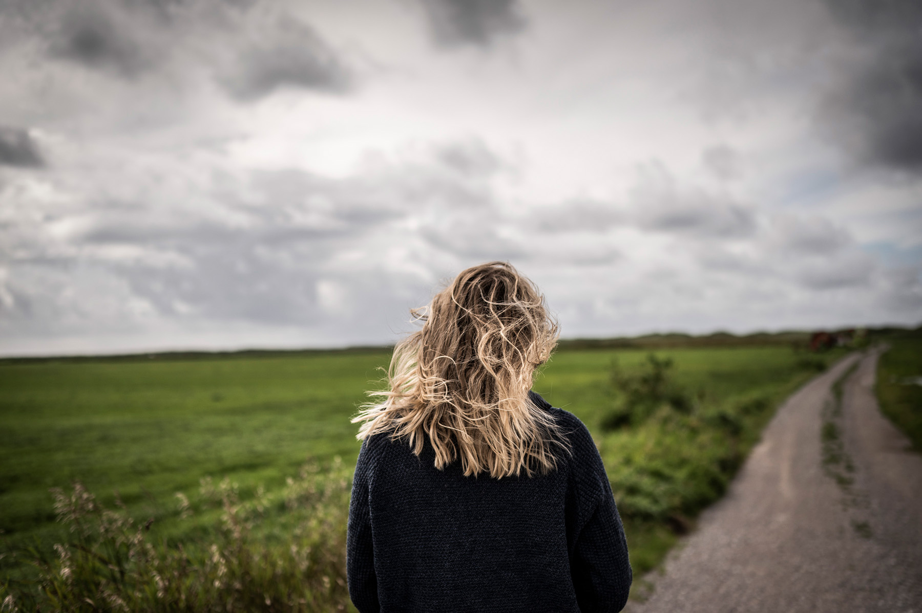 Foto: Kvinne som skuer utover horisonten.
